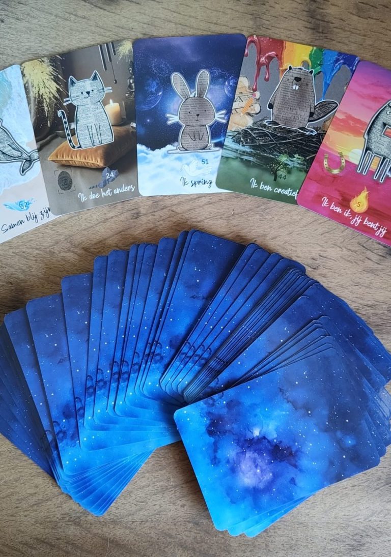 Een stapel inzichtskaarten met kleurrijke illustraties van dieren en sterrenhemel Ter ondersteuning vanuit zachtheid en nodigt uit tot vertrouwen, te voelen en in beweging te komen. In contact met lichaam, hoofd en hart.
